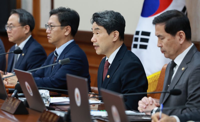 [서울=뉴시스] 고범준 기자 = 이주호 대통령 권한대행 부총리 겸 교육부 장관이 13일 서울 종로구 정부서울청사에서 열린 국무회의에서 발언하고 있다. (대통령실통신사진기자단) 2025.05.13. bjko@newsis.com