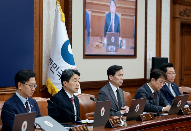 [서울=뉴시스] 고범준 기자 = 이주호 대통령 권한대행 부총리 겸 교육부 장관이 13일 서울 종로구 정부서울청사에서 열린 국무회의에서 발언하고 있다. (대통령실통신사진기자단) 2025.05.13. bjko@newsis.com