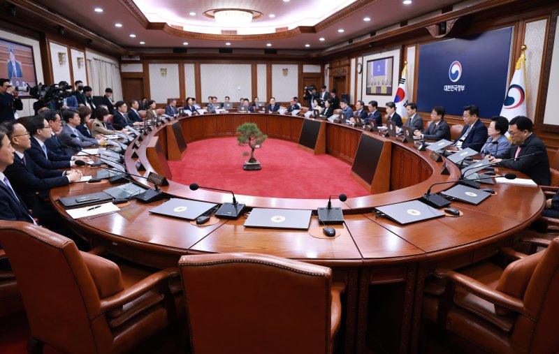 [서울=뉴시스] 고범준 기자 = 이주호 대통령 권한대행 부총리 겸 교육부 장관이 13일 서울 종로구 정부서울청사에서 열린 국무회의에서 발언하고 있다. (대통령실통신사진기자단) 2025.05.13. bjko@newsis.com