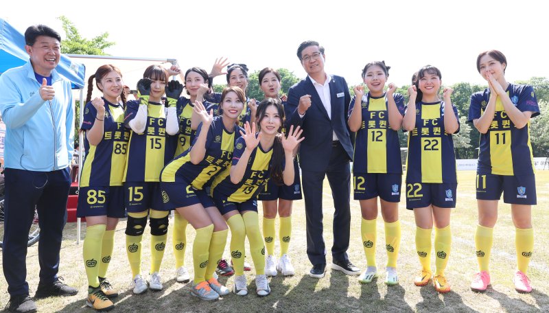 [함양=뉴시스] 함양군 FC트롯퀸즈풋살대회 (사진=함양군 제공) 2025. 05. 13. photo@newsis.com *재판매 및 DB 금지