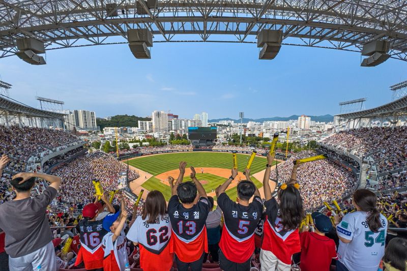 그동안 5월 18일 광주-기아챔피언스필드에서 열린 프로야구 KIA 타이거즈 홈경기<사진>에서 응원을 자제했던 전통을 넘어 오는 18일 오후 2시 프로야구 KIA 타이거즈 홈경기에서 '5·18 특별 이벤트'가 펼쳐진다. 광주광역시 제공