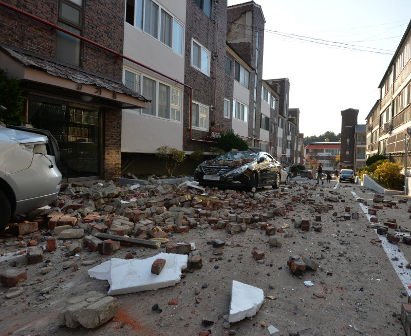 2017년 11월15일 경북 포항시에 진도 5.4 지진이 발생, 빌라 외벽이 무너져 주민 50여명이 긴급 대피했다.2017.11.15/뉴스1 ⓒ News1 최창호 기자