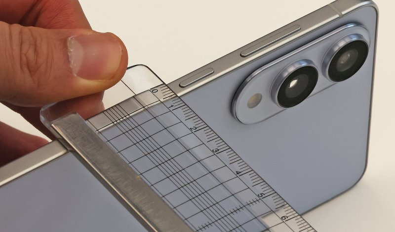 13일 오전 서울 삼성 강남에서 열린 갤럭시S25 엣지 미디어행사에서 제품이 공개되고 있다. 갤럭시 S25 엣지의 두께는 5.8㎜(기본모델 7.2㎜) 수준으로 역대 갤럭시 시리즈 중 가장 얇다 2025.5.13/뉴스1 ⓒ News1 장수영 기자