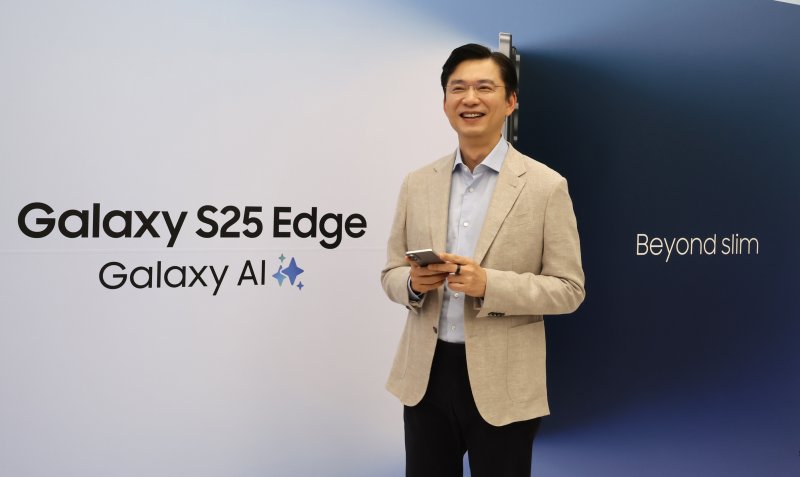 임성택 삼성전자 한국총괄 부사장이 13일 오전 서울 삼성 강남에서 열린 갤럭시S25 엣지 미디어행사에서 제품을 소개하고 있다. 갤럭시 S25 엣지의 두께는 5.8㎜(기본모델 7.2㎜) 수준으로 역대 갤럭시 시리즈 중 가장 얇다 2025.5.13/뉴스1 ⓒ News1 장수영 기자