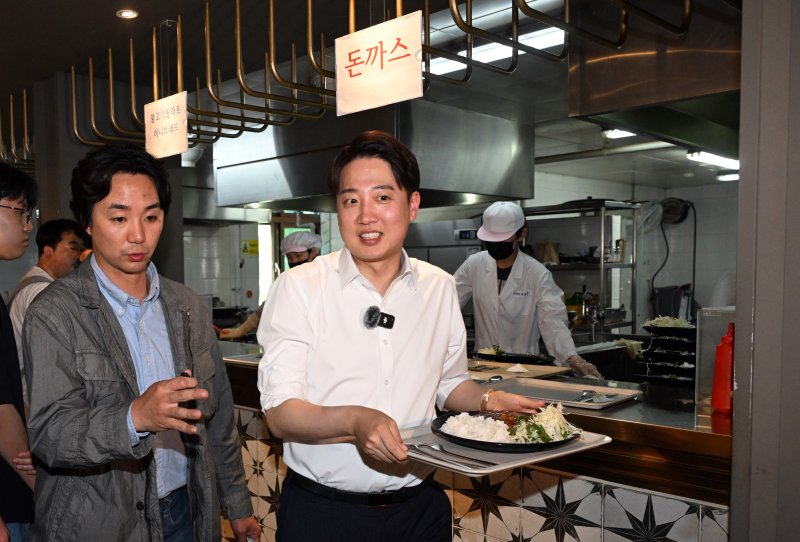 '학식 정치' 맛들인 이준석..최대 부동층 청년표심 노림수