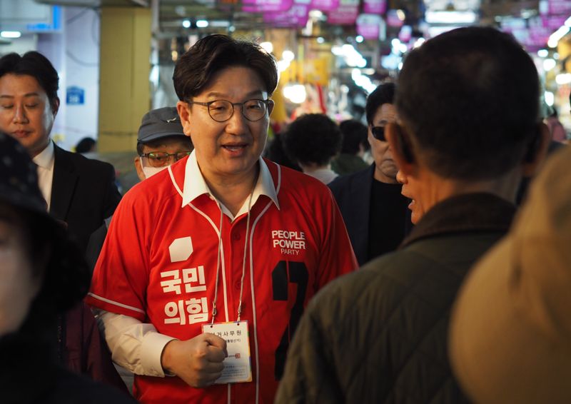 국민의힘 김문수 대선 후보의 13일 울산 남구 신정시장 유세를 지원하기 위해 동행한 권성동 원내 대표가 시장을 돌며 울산시민들을 만나 인사를 나누고 있다. 사진=최수상 기자