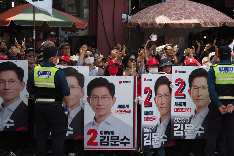 국민의힘 김문수 대선 후보가 13일 오후 울산 남구 신정시장 앞에서 유세전을 펼치자 수많은 지지자들이 도로로 나와 환호하고 있다. 사진=최수상 기자
