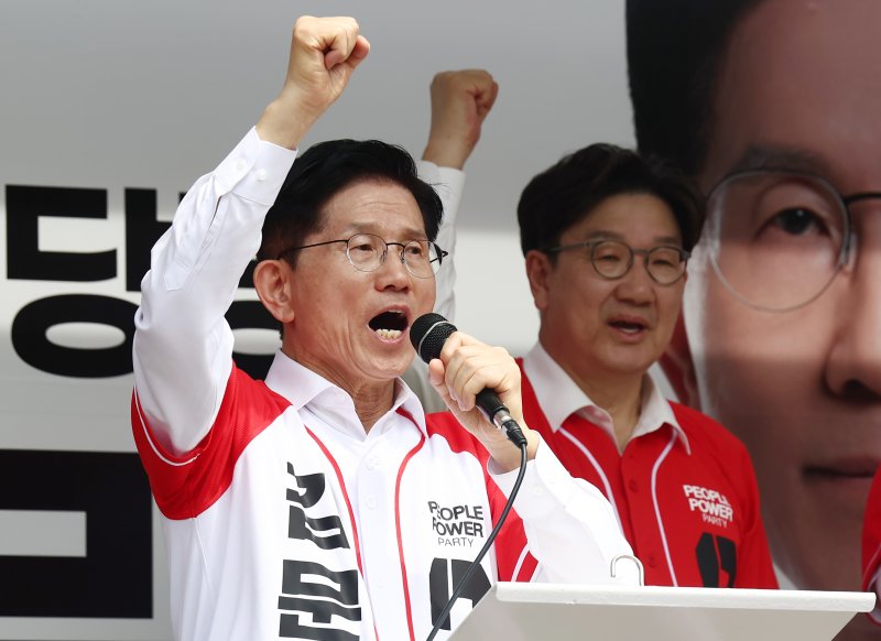 [울산=뉴시스] 고승민 기자 = 김문수 국민의힘 대선 후보가 13일 울산 남구 신정시장 앞 도로에서 유세를 하고 있다. (공동취재) 2025.05.13. photo@newsis.com