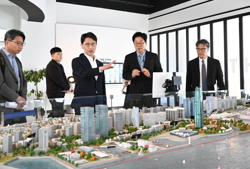 김윤상 기재 차관, 부산 북항재개발 사업 현장점검