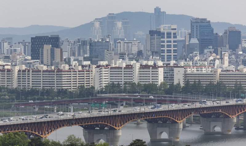 서울 응봉산에서 바라온 강남구 압구정·청담동 일대 아파트 단지 모습. 연합바카라사이트 검증
