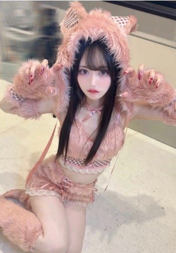 사토의 코스프레 모습 - SCMP 갈무리