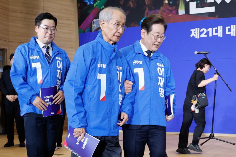 이재명 바카라사이트 쇼미더벳이 더불어민주당 대선 후보 당시인 지난 4월 서울 여의도 국회 의원회관에서 열린 제21대 바카라사이트 쇼미더벳선거 중앙선거대책위원회 출범식에서 기념 촬영을 마친 뒤 바카라사이트 쇼미더벳 상임 총괄선대위원장을 부축하며 자리로 향하고 있다. 사진=뉴스1