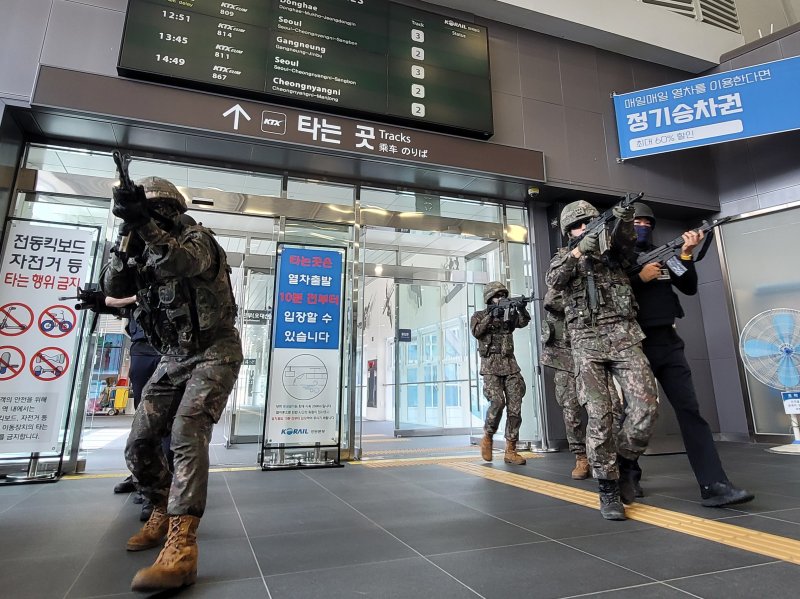 [평창=뉴시스] 13일 '지상협동훈련'이 펼쳐진 가운데 육군 36사단 장병들이 KTX 평창역 내부를 수색하고 있다. (사진=육군 제36보병사단 제공). photo@newsis.com *재판매 및 DB 금지