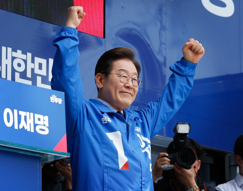 이재명 더불어민주당 대통령 후보가 선거운동 이틀째를 맞은 13일 오전 집중 유세를 위해 경북 구미역 광장을 찾아 연설을 마친 후 인사하고 있다. 2025.5.13/뉴스1 ⓒ News1 안은나 기자