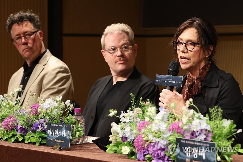 마이크 잡은 메리 핀스터러 (출처=연합뉴스)