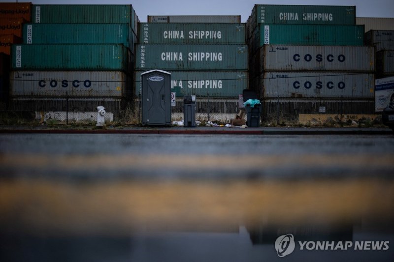 미국 캘리포니아 오클랜드항에 쌓여있는 중국 해운 컨테이너 (출처=연합뉴스)