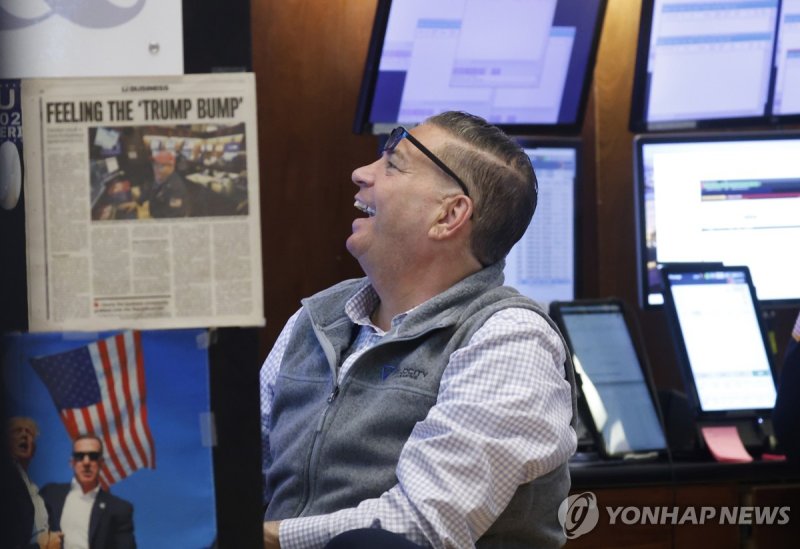 미중 관세 합의에 활짝 웃는 미 뉴욕증시 트레이더 (출처=연합뉴스)