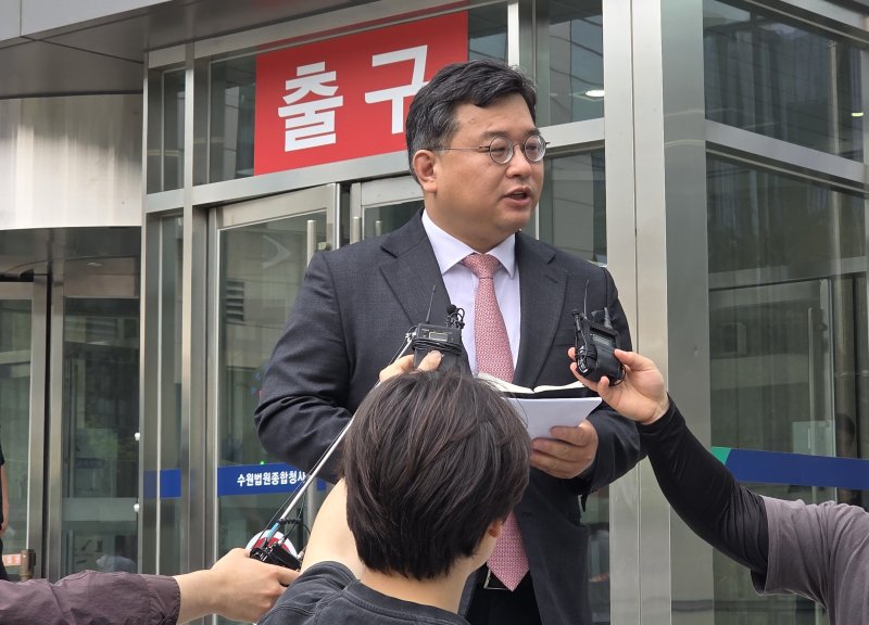 [수원=뉴시스] 변근아 기자= 김기윤 경기도교육청 고문변호사가 13일 주호민씨 아들을 정서적으로 학대한 혐의로 재판에 넘겨졌다가 항소심에서 무죄를 선고받은 특수교사 A씨의 재판 이후 기자회견을 하고 있다. 2025.05.13. photo@newsis.com *재판매 및 DB 금지