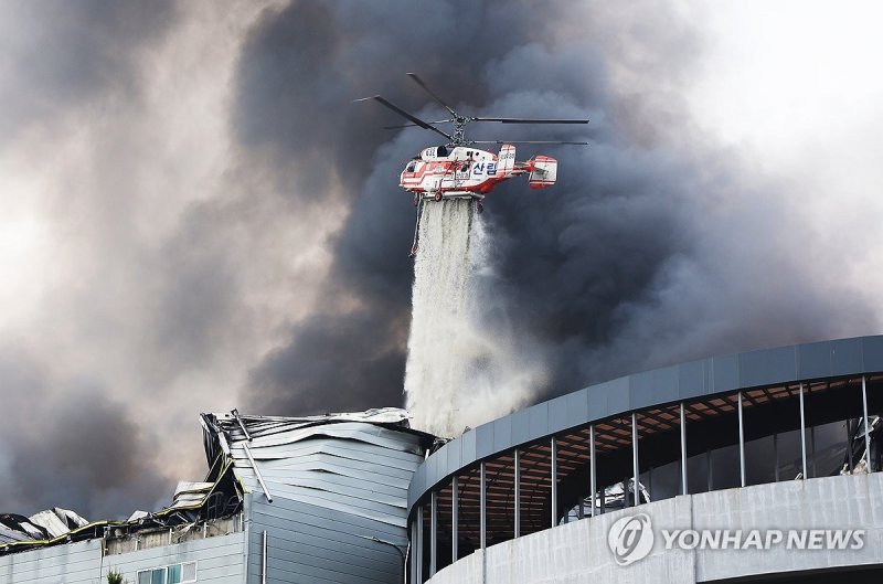 이천 물류센터 화재 진화작업 하는 소방헬기 (출처=연합뉴스)