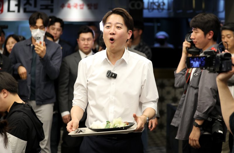 이준석 개혁신당 대통령 후보가 13일 대구 북구 경북대를 찾아 학생들과 점심 식사를 위해 자리로 향하고 있다. 2025.5.13/뉴스1 ⓒ News1 공정식 기자