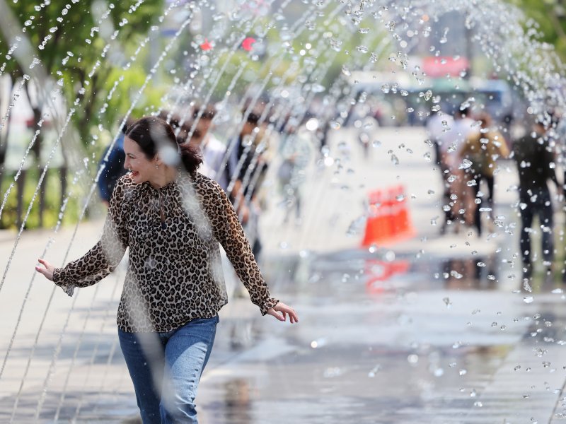 더위 식히는 분수터널.(뉴스1 DB)