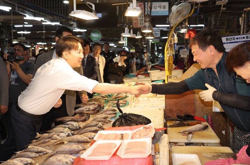 개혁신당 바카라사이트 쿠폰 대선바카라사이트 쿠폰가 13일 대구 칠성시장에서 상인들과 인사를 나누고 있다. 연합뉴스