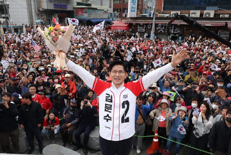 자갈치 시장 찾은 김문수 "가덕도 신공항·부울경 GTX 추진..위대한 부산 만들 것"