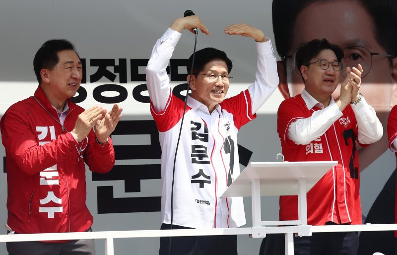 [울산=뉴시스] 고승민 기자 = 김문수 국민의힘 대선 후보가 13일 울산 남구 신정시장 앞 도로에서 유세를 하고 있다. (공동취재) 2025.05.13. photo@newsis.com