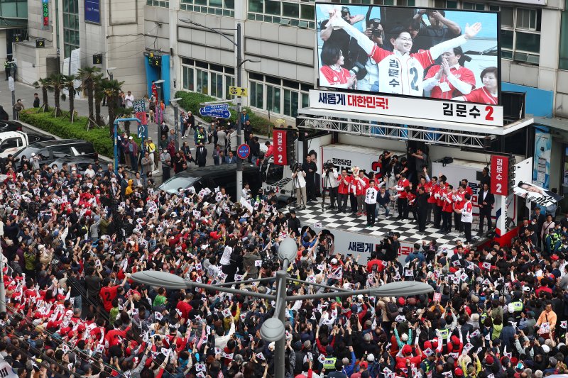 [부산=뉴시스] 고승민 기자 = 김문수 국민의힘 대선 후보가 13일 부산 자갈치시장을 찾아 유세를 하고 있다. (공동취재) 2025.05.13. photo@newsis.com