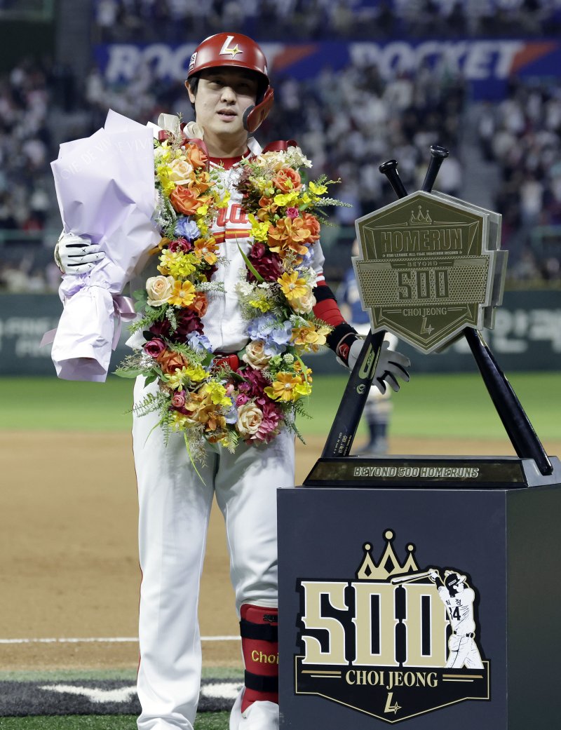 [인천=뉴시스] 최동준 기자 = 13일 인천SSG 랜더스필드에서 열린 2025 KBO리그 NC 다이노스와 SSG 랜더스의 경기, 6회말 2사 1루 상황 SSG 최정이 500호 홈런을 친 뒤 기념 트로피 앞에서 포즈를 취하고 있다. 2025.05.13. photocdj@newsis.com