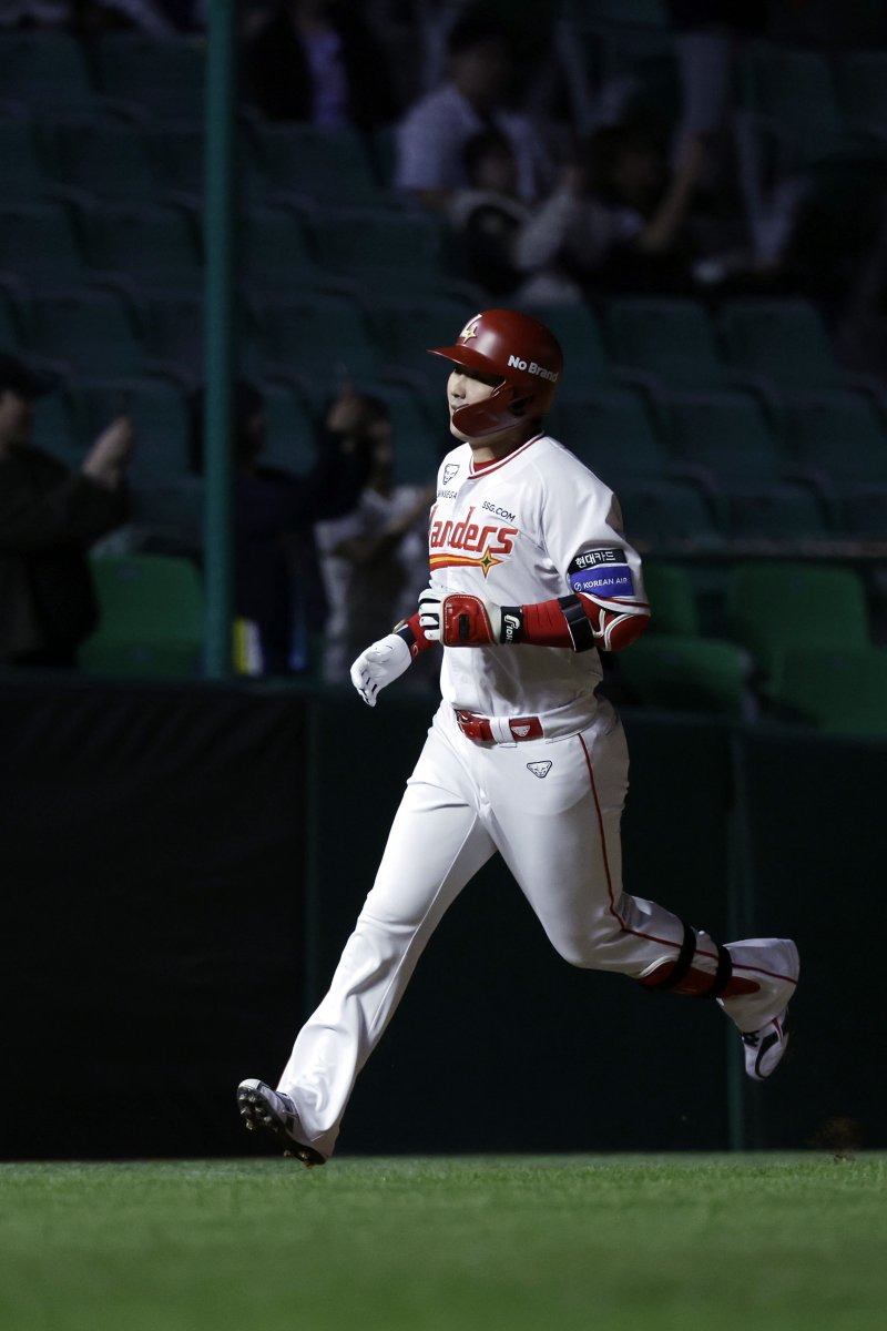 [인천=뉴시스] 최동준 기자 = 13일 인천SSG 랜더스필드에서 열린 2025 KBO리그 NC 다이노스와 SSG 랜더스의 경기, 6회말 2사 1루 상황 SSG 최정이 500호 홈런을 친 뒤 그라운드를 돌고 있다. 2025.05.13. photocdj@newsis.com