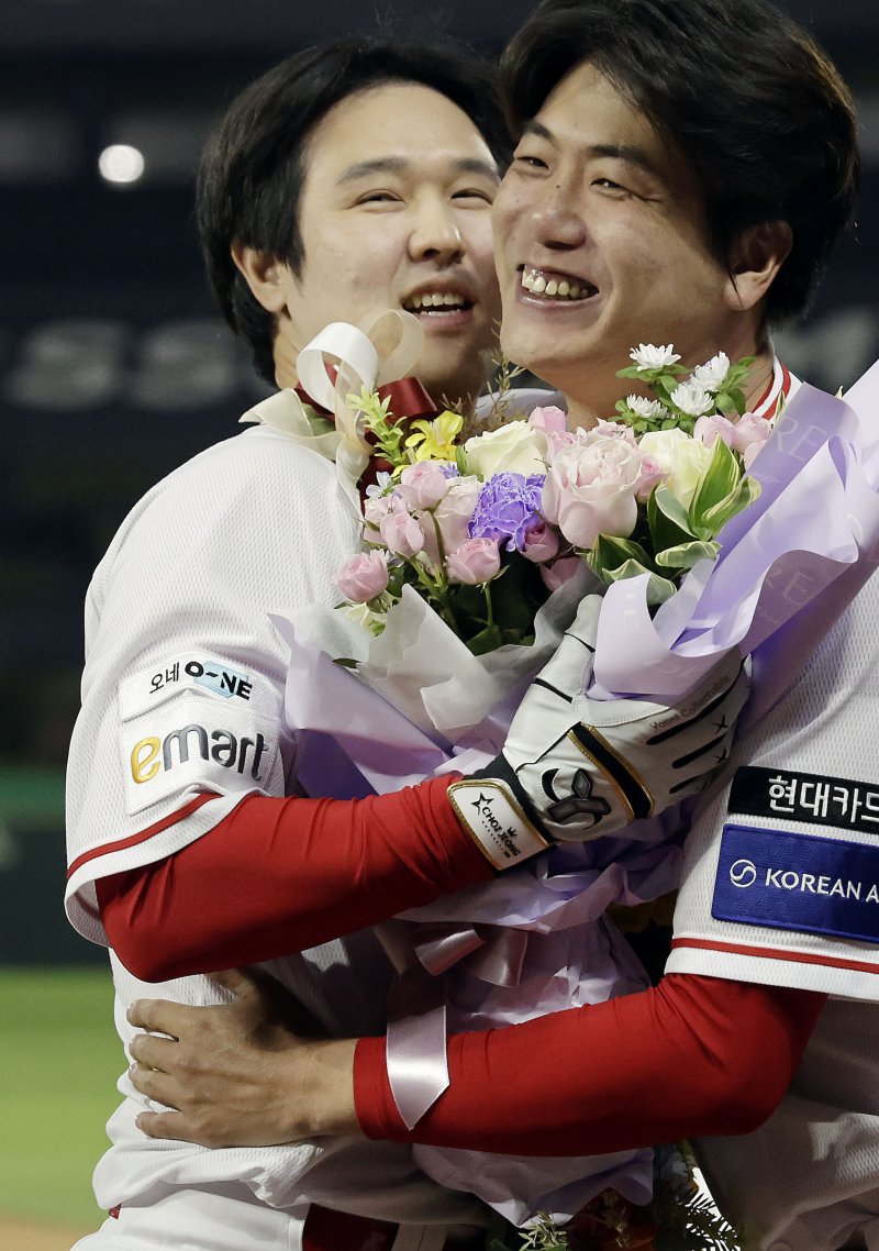 [인천=뉴시스] 최동준 기자 = 13일 인천SSG 랜더스필드에서 열린 2025 KBO리그 NC 다이노스와 SSG 랜더스의 경기, 6회말 2사 1루 상황 SSG 최정이 500호 홈런을 친 뒤 김광현과 포옹하고 있다. 2025.05.13. photocdj@newsis.com