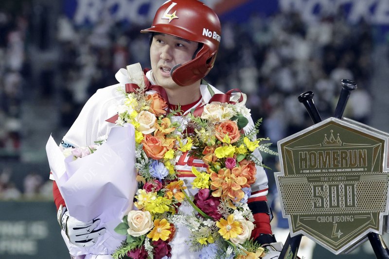 [인천=뉴시스] 최동준 기자 = 13일 인천SSG 랜더스필드에서 열린 2025 KBO리그 NC 다이노스와 SSG 랜더스의 경기, 6회말 2사 1루 상황 SSG 최정이 500호 홈런을 친 뒤 기념 트로피 앞에서 포즈를 취하고 있다. 2025.05.13. photocdj@newsis.com