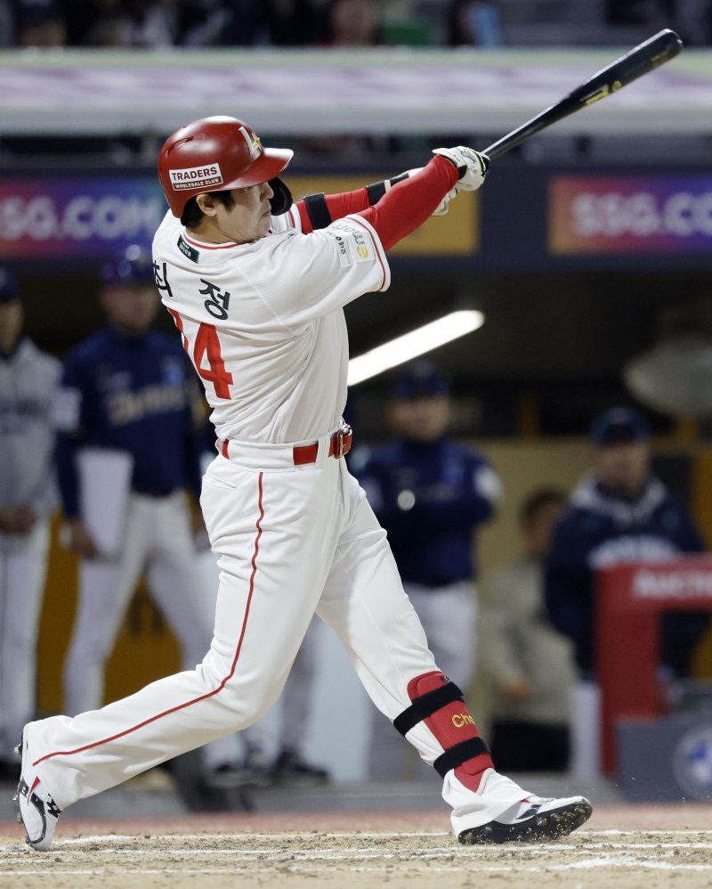 [인천=뉴시스] 최동준 기자 = 13일 인천SSG 랜더스필드에서 열린 2025 KBO리그 NC 다이노스와 SSG 랜더스의 경기, 6회말 2사 1루 상황 SSG 최정이 500호 홈런을 치고 있다. 2025.05.13. photocdj@newsis.com