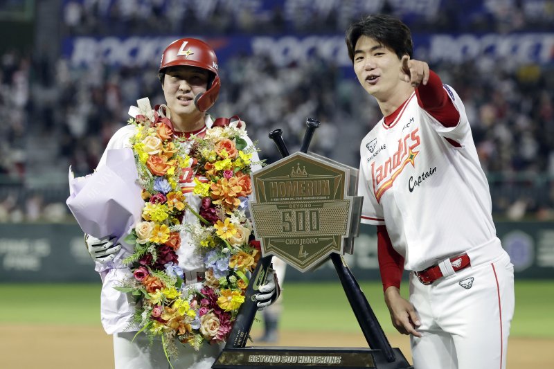 [인천=뉴시스] 최동준 기자 = 13일 인천SSG 랜더스필드에서 열린 2025 KBO리그 NC 다이노스와 SSG 랜더스의 경기, 6회말 2사 1루 상황 SSG 최정이 500호 홈런을 친 뒤 기념 트로피 앞에서 포즈를 취하고 있다. 2025.05.13. photocdj@newsis.com