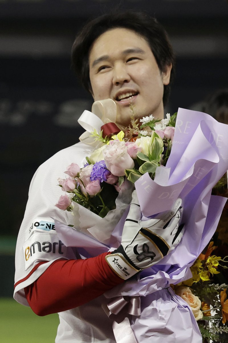 [인천=뉴시스] 최동준 기자 = 13일 인천SSG 랜더스필드에서 열린 2025 KBO리그 NC 다이노스와 SSG 랜더스의 경기, 6회말 2사 1루 상황 SSG 최정이 500호 홈런을 친 뒤 기뻐하고 있다. 2025.05.13. photocdj@newsis.com