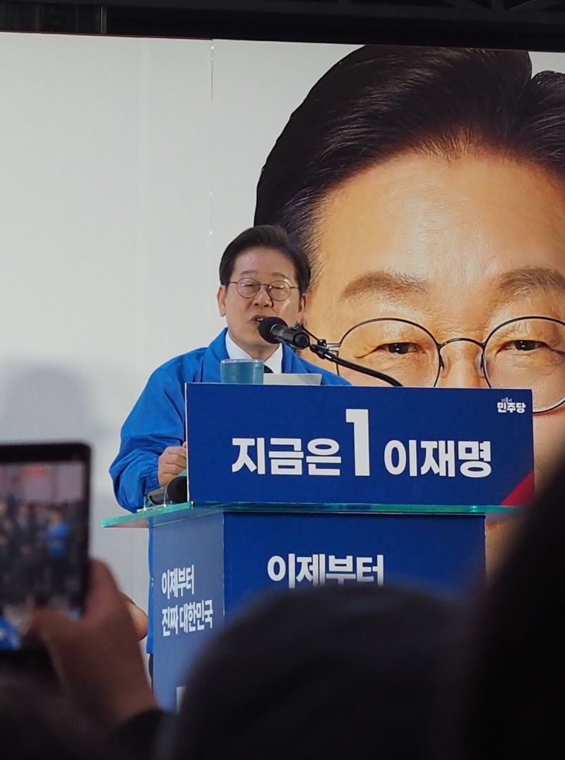 더불어민주당 이재명 대선 후보가 13일 롯데백화점 울산점 광장에서 대선 유세를 벌이고 있다. 이날 이 후보는 대통령과 지도자의 역할을 설명하고 자질을 강조했다. 사진=최수상 기자