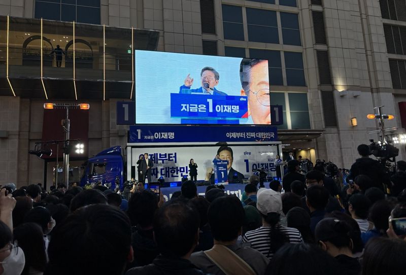 더불어민주당 이재명 대선 후보가 13일 롯데백화점 울산점 광장에서 열린 유세에서 울산시민들의 많은 지지를 당부하고 있다. 사진=최수상 기자