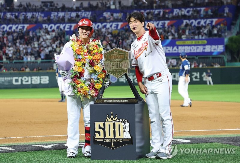 김광현과 기념촬영하는 ‘500홈런’ 최정 (출처=연합뉴스)