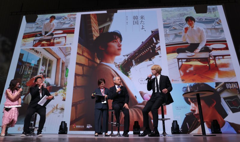 유인촌(왼쪽) 문화체육관광부 장관이 13일 일본 오사카 2025 오사카·간사이 엑스포 엑스포홀에서 사카구치 겐타로를 한국 관광 명예홍보대사로 위촉했다. (사진=문화체육관광부 제공) *재판매 및 DB 금지