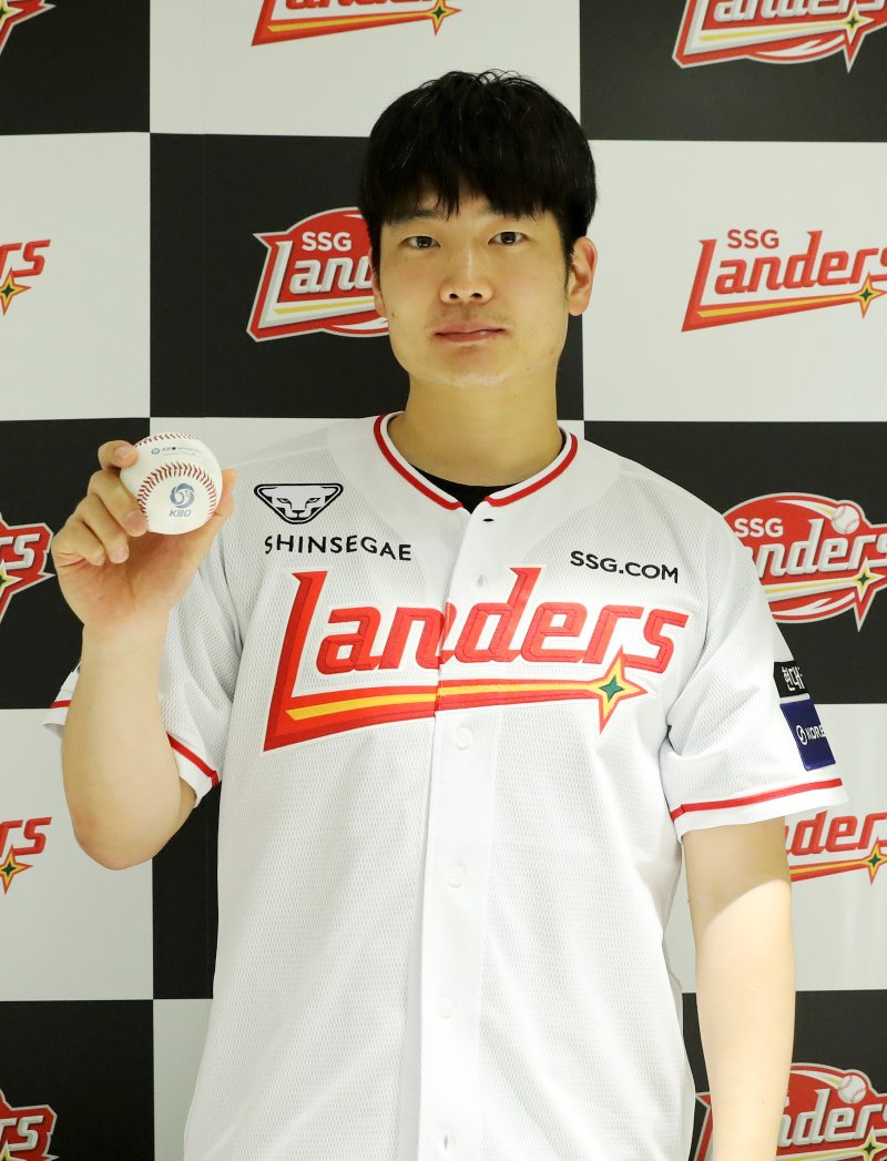 최정의 KBO리그 통산 500홈런공을 습득한 팬 조상현 씨. (SSG 랜더스 제공)