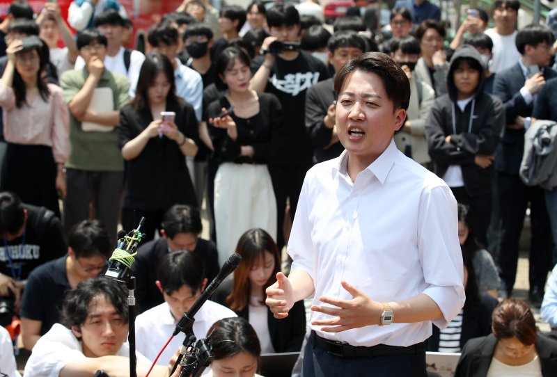 [대구=뉴시스] 이무열 기자 = 이준석 개혁신당 대선 후보가 지난 13일 대구 북구 경북대학교를 찾아 학생들과 점심 식사를 앞두고 복지관 앞에서 발언하고 있다. (공동취재) 2025.05.13. photo@newsis.com