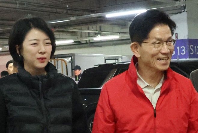 김문수 국민의힘 대통령 후보가 제21대 대통령선거 공식 선거운동 첫날인 12일 오전 서울 송파구 가락스마일 토토에 도착해 스마일 토토 의원과 스마일 토토 방문을 하고 있다. 공동취재사진