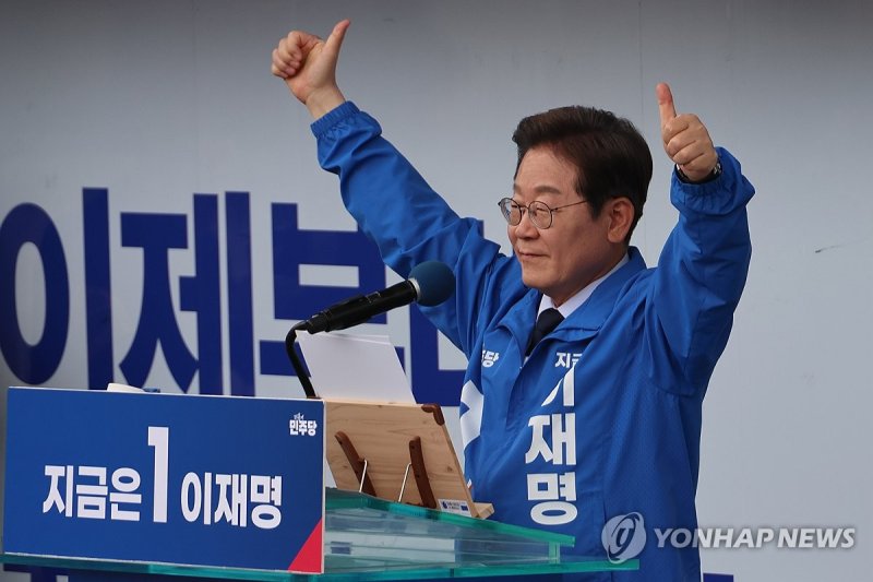 시민들에게 인사하는 이재명 후보 (출처=연합뉴스)