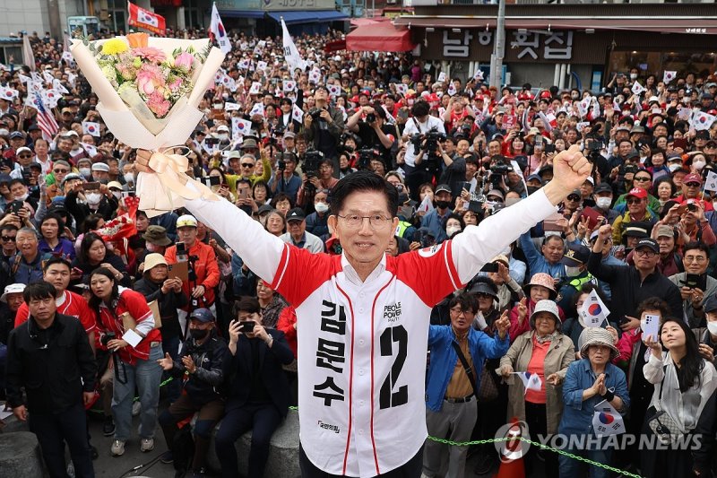 부산 자갈치 시장에서 유세하는 김문수 후보 (출처=연합뉴스)