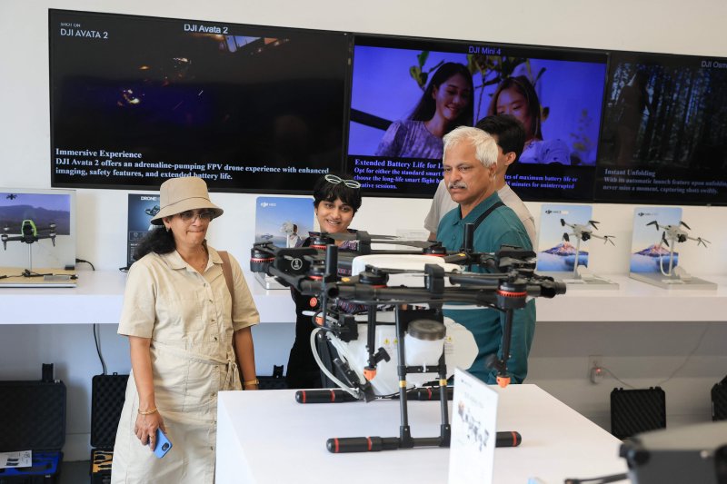 지난 13일 플로리다 마이애미에 있는 DJI 매장에서 고객들이 쇼핑을 하고 있다. 이 회사는 DJI Mavic 4 Pro가 캐나다, 멕시코 및 다른 모든 국가에서 판매될 예정이지만 바카라 꽁 머니에서는 판매되지 않을 것이라고 발표했다. 이 회사는 도널드 트럼프 바카라 꽁 머니 대통령의 관세와 바카라 꽁 머니 수입의 어려움이 바카라 꽁 머니 출시를 포기한 가장 큰 이유 중 하나라고 밝혔다. AFP 연합뉴스