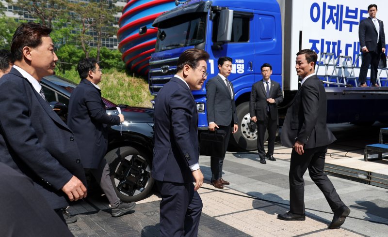 [서울=뉴시스] 조성우 기자 = 이재명 더불어민주당 대선후보가 제21대 대통령선거 공식 선거운동이 시작된 12일 오전 서울 종로구 광화문광장에서 열린 중앙선거대책위원회 출정식에 경호를 받으며 입장하고 있다. 2025.05.12. xconfind@newsis.com