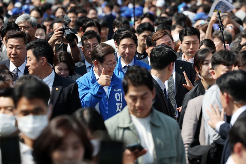 [화성=뉴시스] 조성우 기자 = 이재명 더불어민주당 대선후보가 제21대 대통령선거 공식 선거운동이 시작된 12일 경기 화성시 동탄 센트럴파크 음악분수중앙광장에서 열린 집중유세에 경호를 받으며 입장하고 있다. 2025.05.12. xconfind@newsis.com