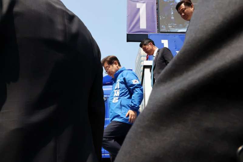 [서울=뉴시스] 조성우 기자 = 이재명 더불어민주당 대선후보가 제21대 대통령선거 공식 선거운동이 시작된 12일 서울 종로구 광화문광장에서 열린 중앙선거대책위원회 출정식을 마치고 경호를 받으며 단상을 내려가고 있다. 2025.05.12. xconfind@newsis.com