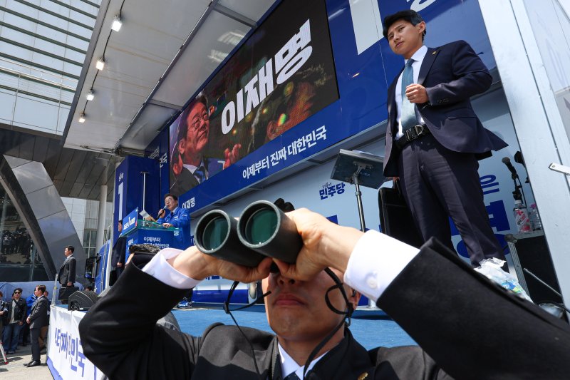 [구미=뉴시스] 권창회 기자 = 이재명 더불어민주당 대선 후보가 13일 경북 구미시 구미역 광장에서 열린 유세에서 지지호소를 하고 있는 가운데 경호원들이 경호를 하고 있다. 2025.05.13. kch0523@newsis.com